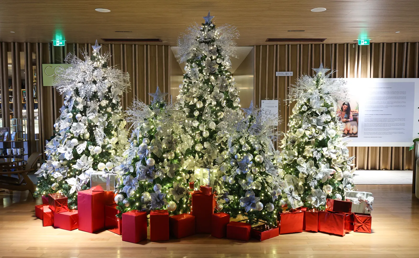 Árvores de Natal no lobby do Fairmont Rio, 2025